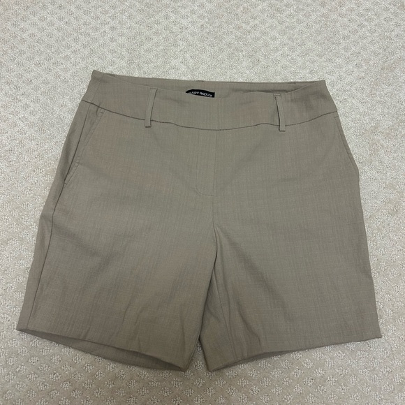 Hillary Radley beige shorts - Picture 1 of 3